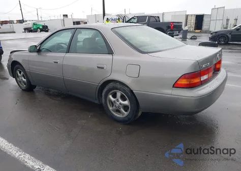 1998 Lexus Es 300 from USA, damaged, VIN JT8BF28G2W5017249